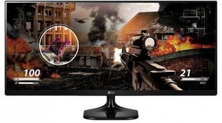 LG 25UM58-P på en hvid baggrund med et action-spil på skærmen