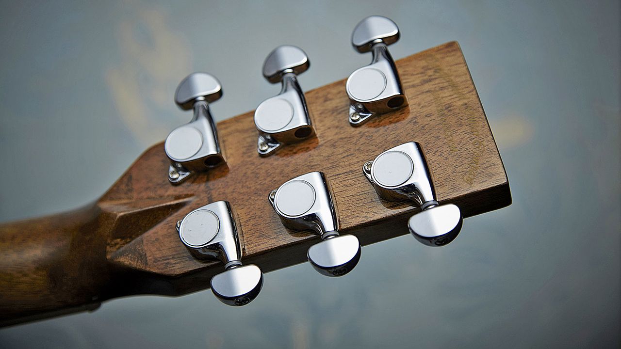 The strengthening and neatly sculpted volute supports the simple headstock