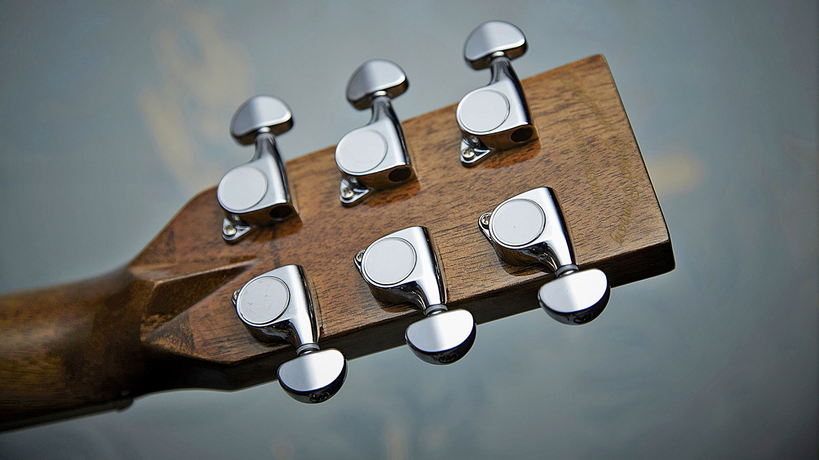 The strengthening and neatly sculpted volute supports the simple headstock