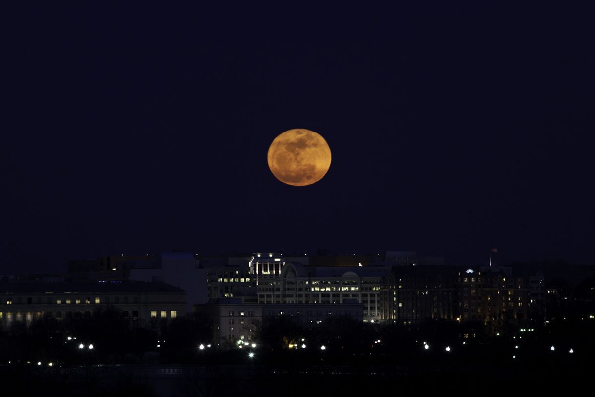 Полнолуния 19. Полнолуние Бишкек. Жёлтая Луна в Ставрополе. Вид с балкона на жёлтую луну.