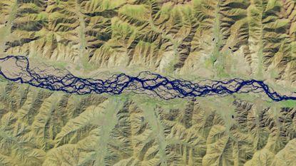 A satellite photo of the Yarlung Zangbo river, showing its many braids winding through mountains 