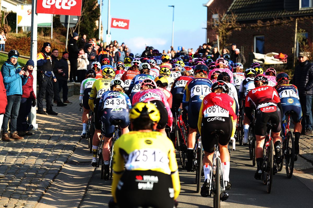 The peloton during the 2025 Omloop Het Nieuwsblad women