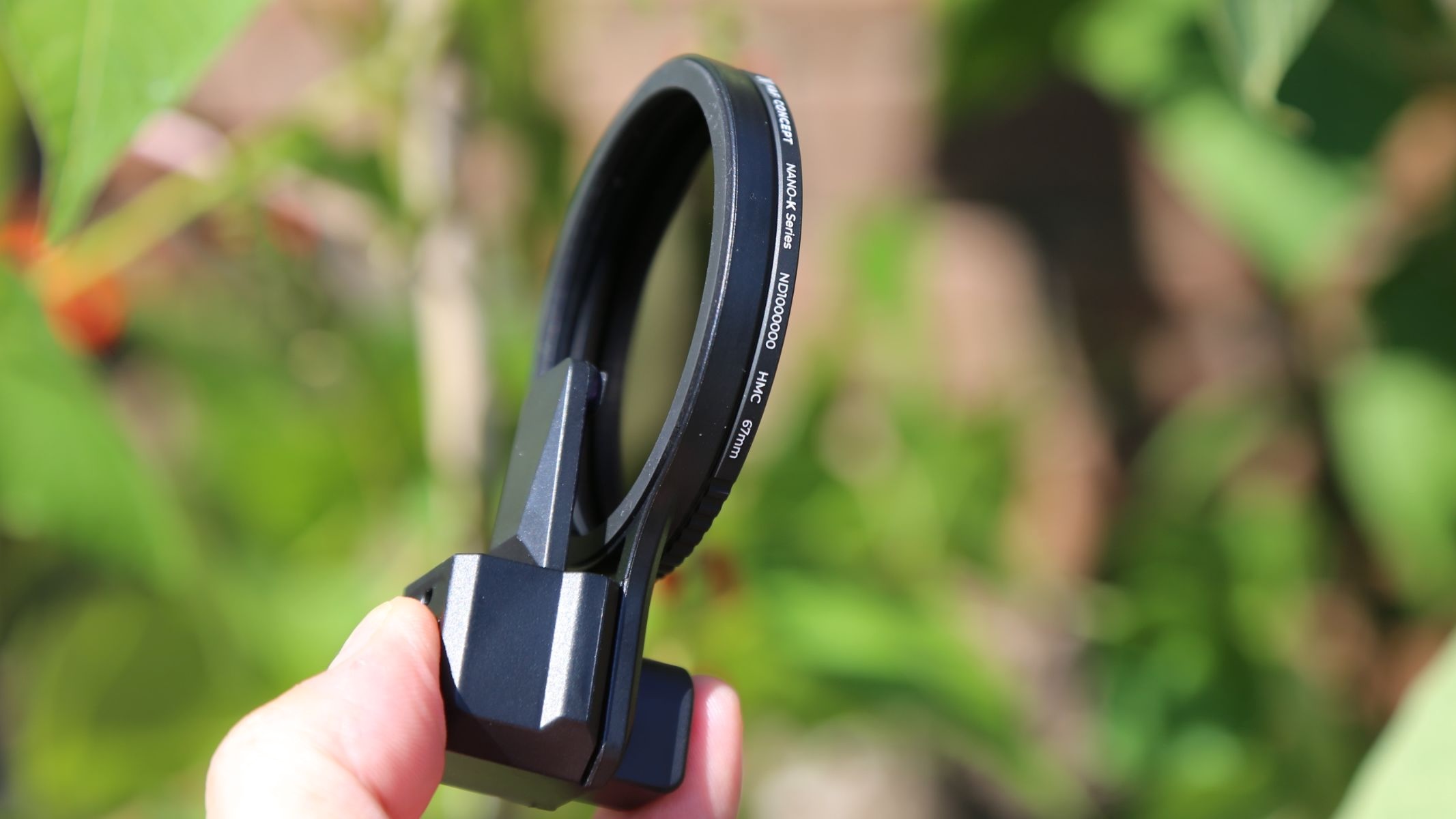 The press-on mount avoids the need for a phone-specific case