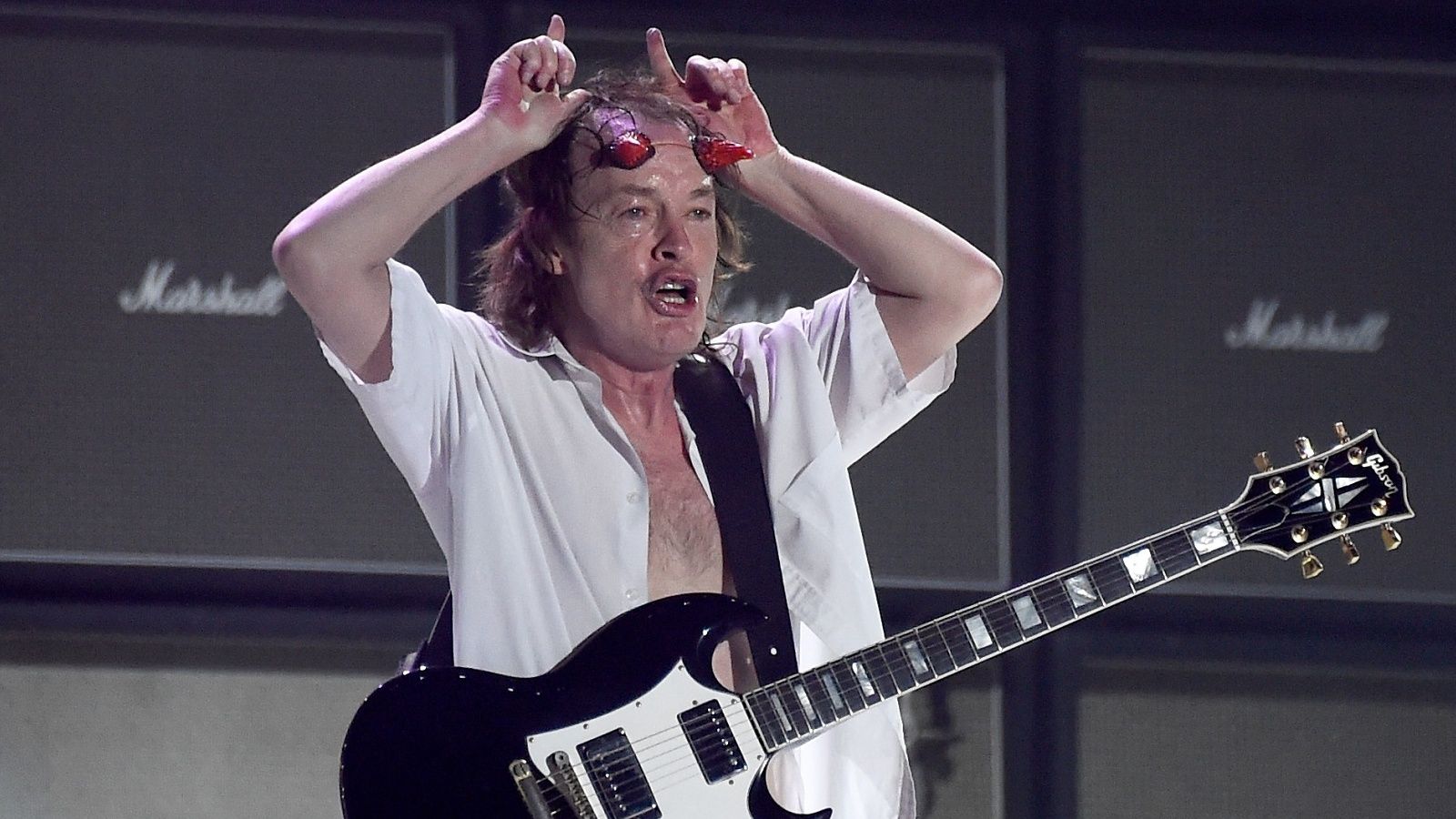 Янг ac dc. Гитарист AC DC Ангус. Ангус МАККИННОН. Angus young AC/DC. AC DC Angus young 1990.