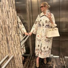 Photo of Kelly Rutherford taking an elevator mirror selfie