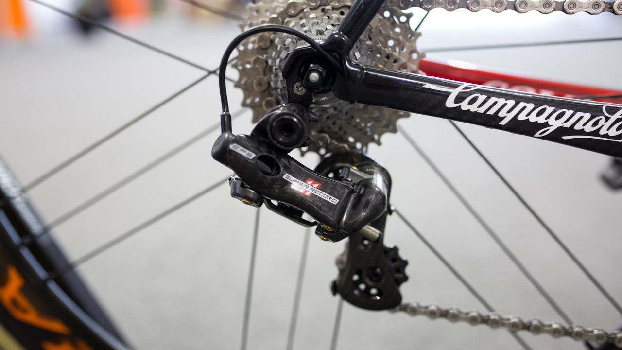The Super Record EPS rear derailleur is made mostly of carbon fibre...