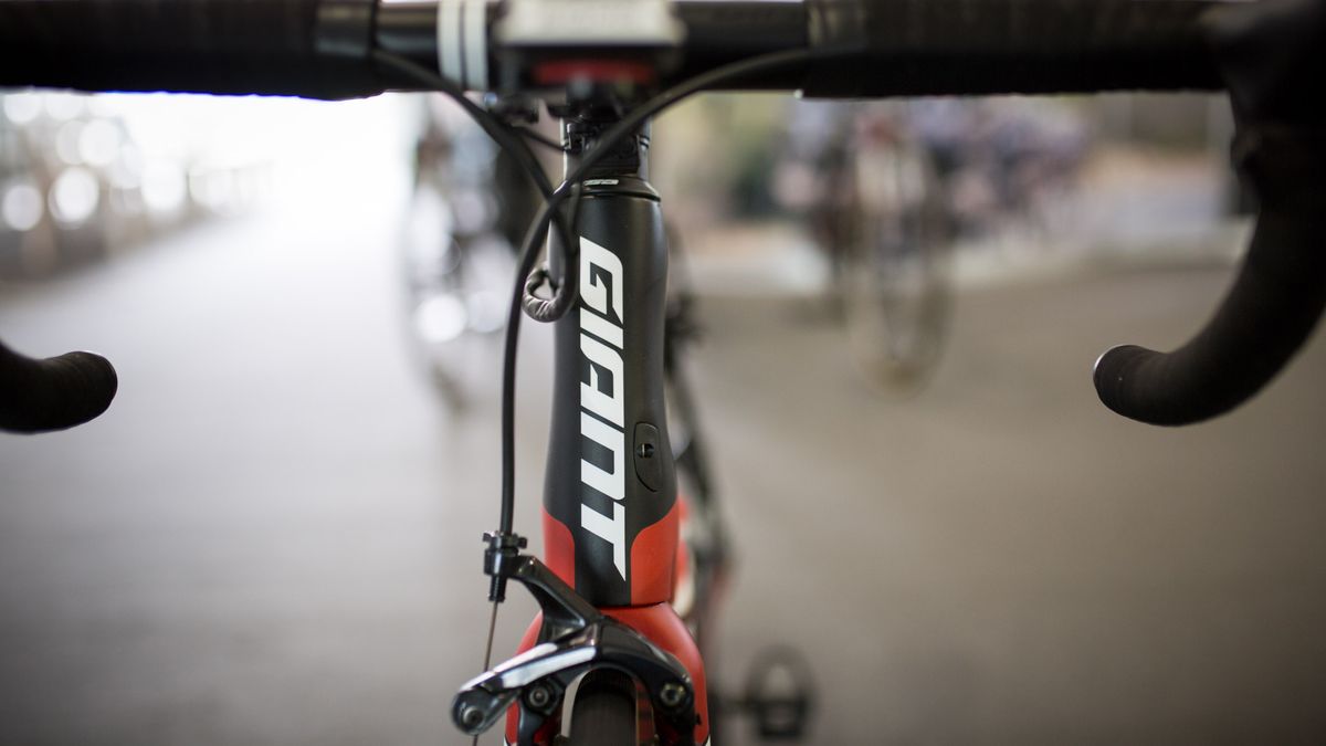The head tube features an hour glass profile to contribute to the aerodynamic performance