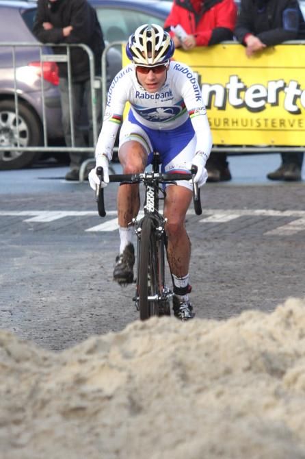 Vos rides in Surhuisterveen