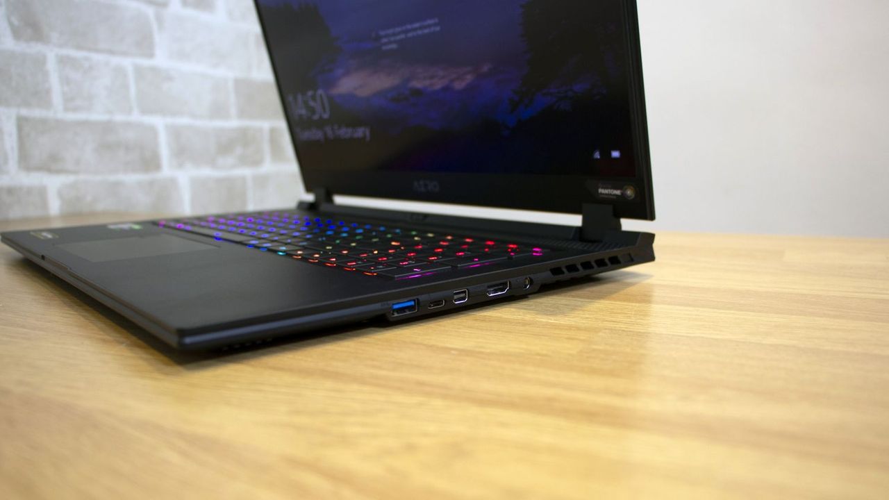 Gigabyte Aero 17 HDR YC right hand ports