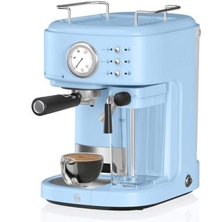 Light blue Swan Retro coffee machine with milk frother and filled coffee cup