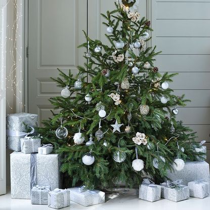 How to decorate a Christmas tree- a step by step guide with tips from ...