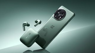 OnePlus Buds Pro 2 en OnePlus 11-smartphone tegen een groene achtergrond