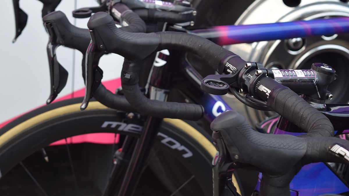 Langeveld also runs sprint shifters on his handlebar drops