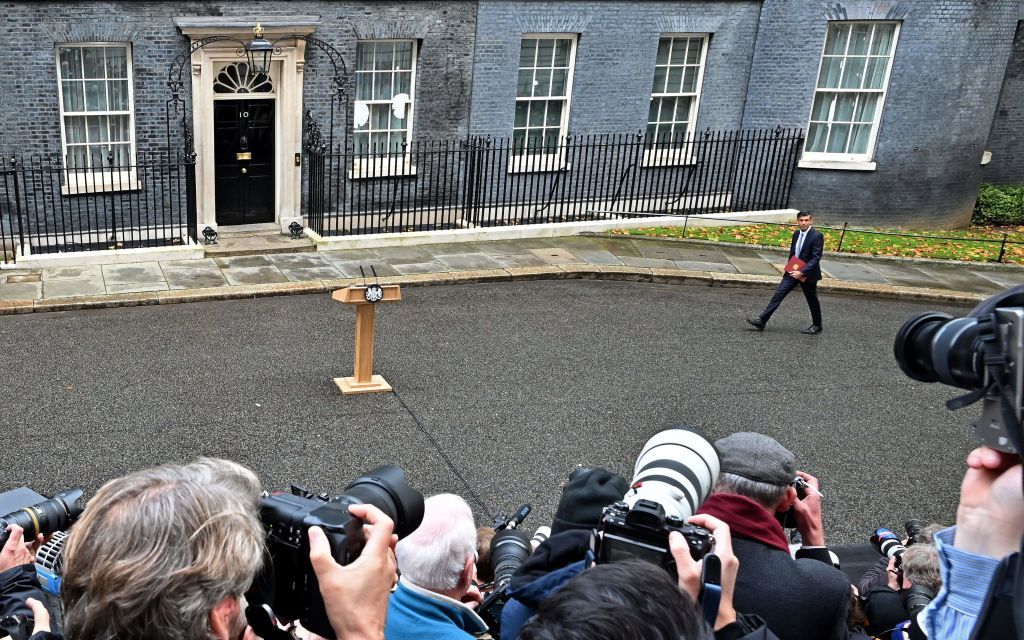 Rishi Sunak arrives at Downing street lectern