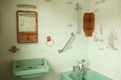 Before & After: Affordable reno of a retro avocado bathroom