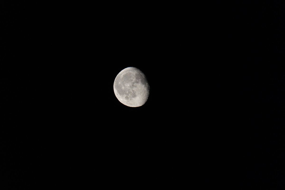 Sony RX10 V bridge camera sample gallery, closeup of the moon