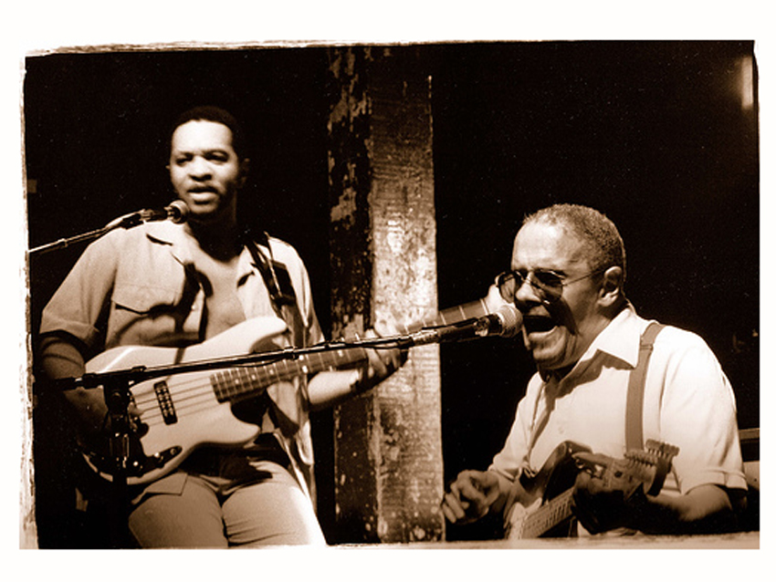 Snooks Eaglin (sitting), a legend of New Orleans blues