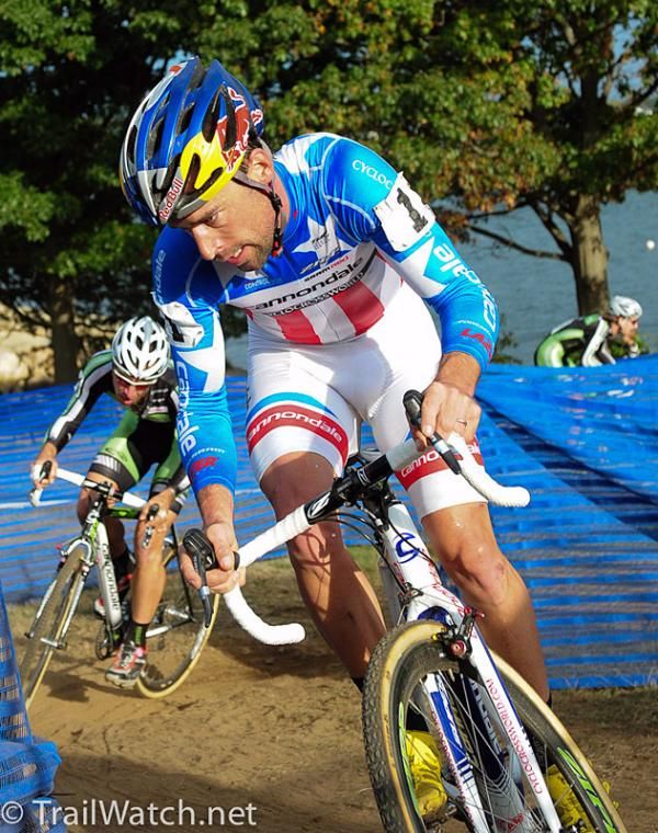 Tim Johnson (Cannondale - Cyclocrossworld.com) rounding a corner before the barriers.