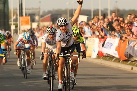 Ina Yoko Teutenberg (HTC-HighRoad) celebrates her victory in the Ronde van Gelderland ahead of Kirsten Wild (AA Drink) and Rochelle Gilmore (Lotto).