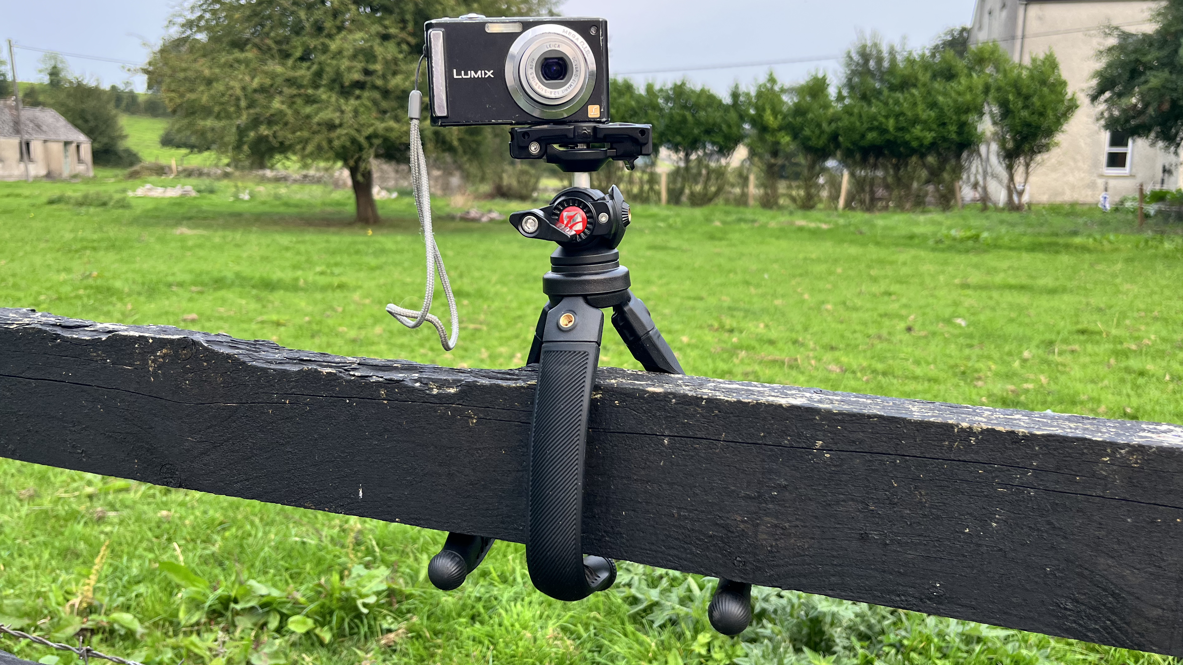 Freewell Vlogpod on a fence with compact camera