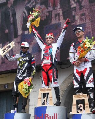 Paulo Domingues (Biciplus Sportcity C.M. Sesimbra) stands atop the podium at the 2010 Lisboa Downtown