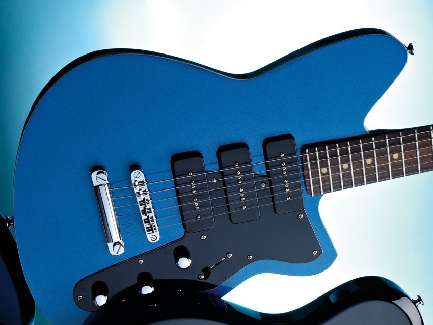 The angular offset body shape is medium weight and comfortable to play