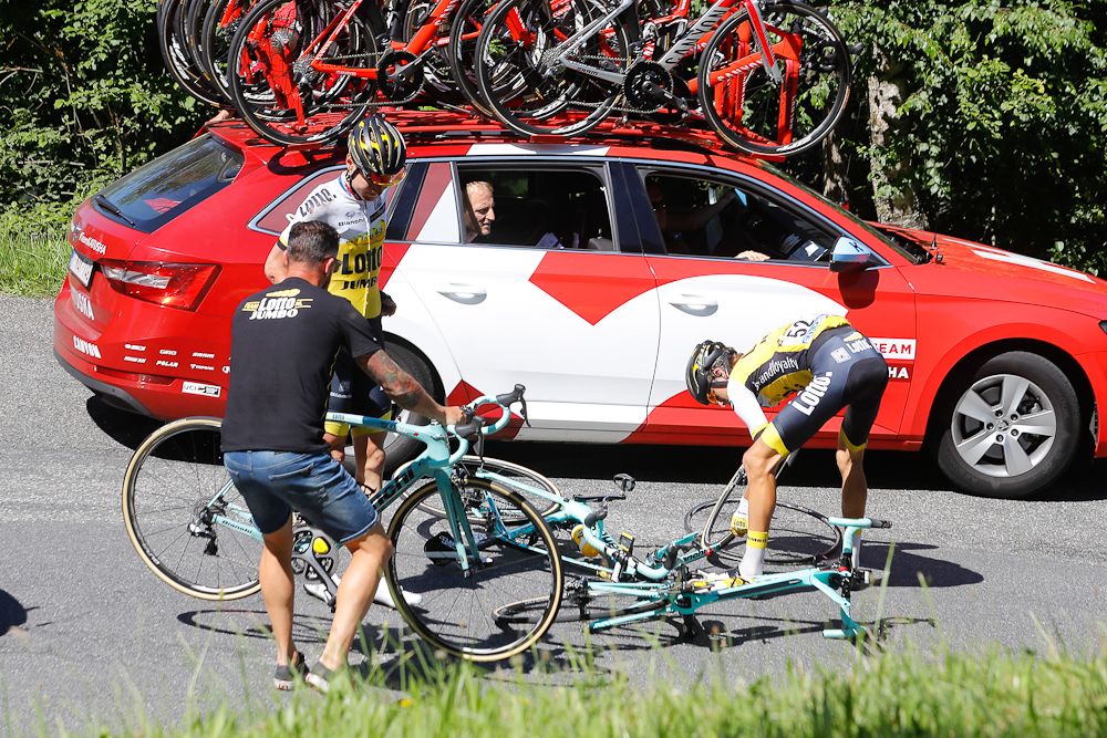 Wilco Kelderman gets help from his team after rolling a tire on the descent during stage 8 at the Tour de France.