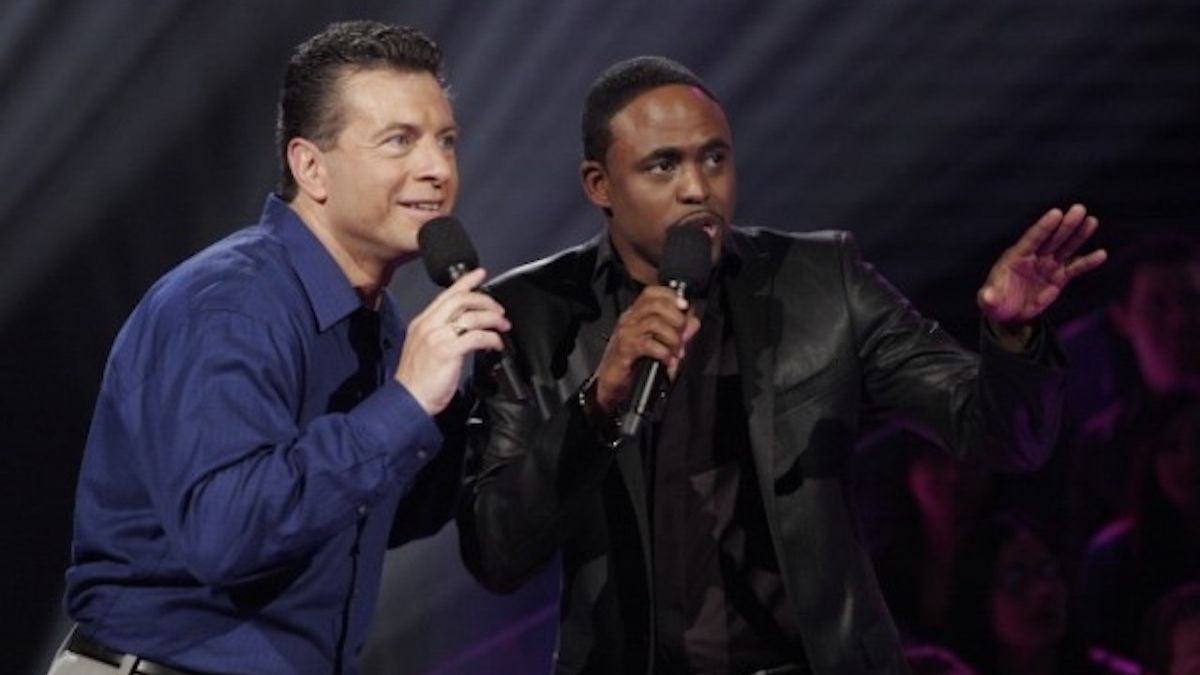 Wayne Brady next to contestant on Don&#039;t Forget the Lyrics