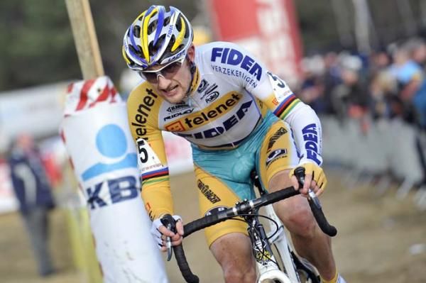 Bart Wellens (Telenet - Fidea) rides alone at the head of the race.