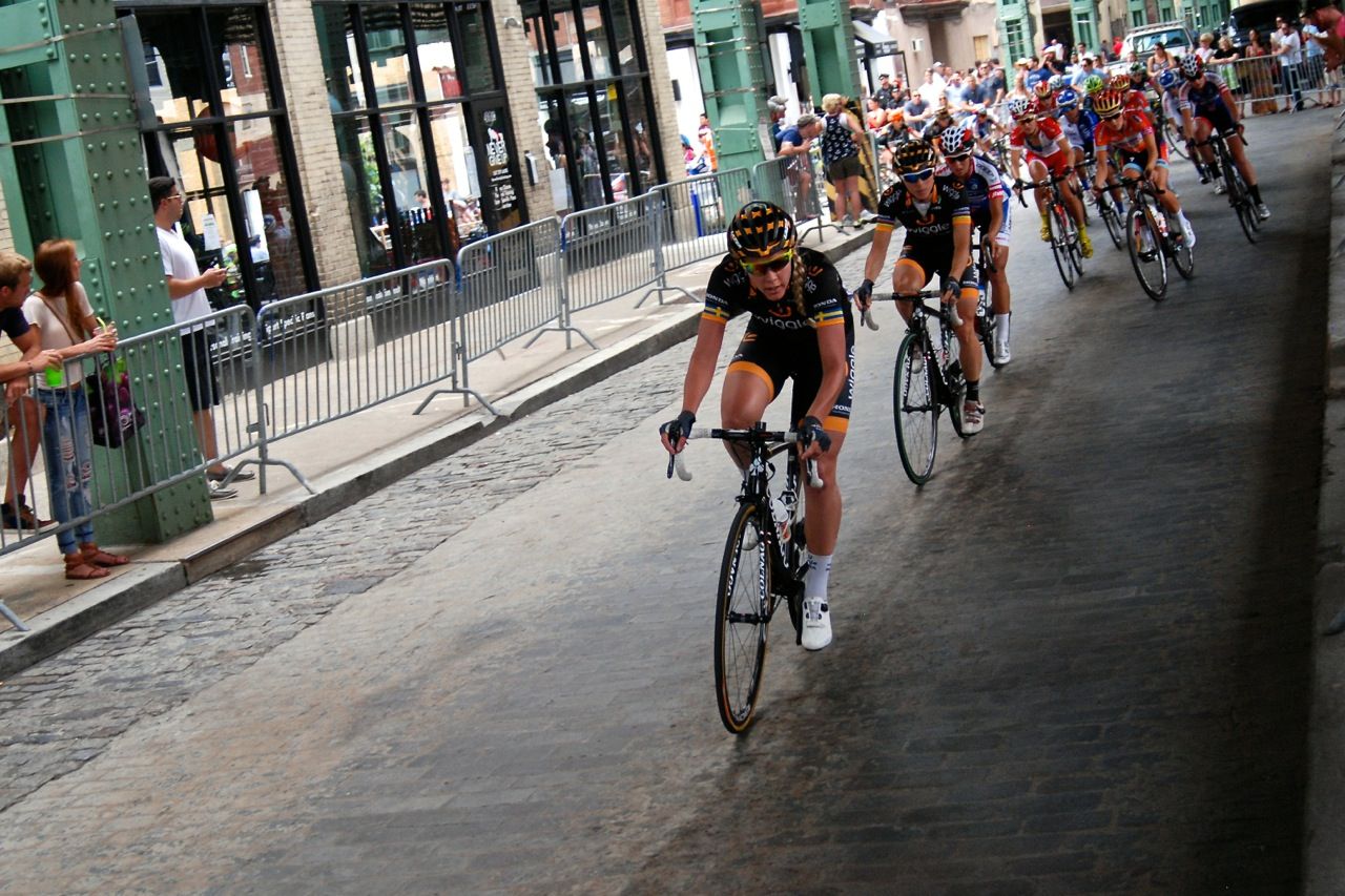 Emila Fahlin (Wiggle Honda) leads the bunch