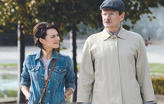 After dropping his abdication bombshell last week, HRH (Charles Edwards) dons a cunning disguise to escape his royal duties and meet up with florist Serena (Kara Tointon)