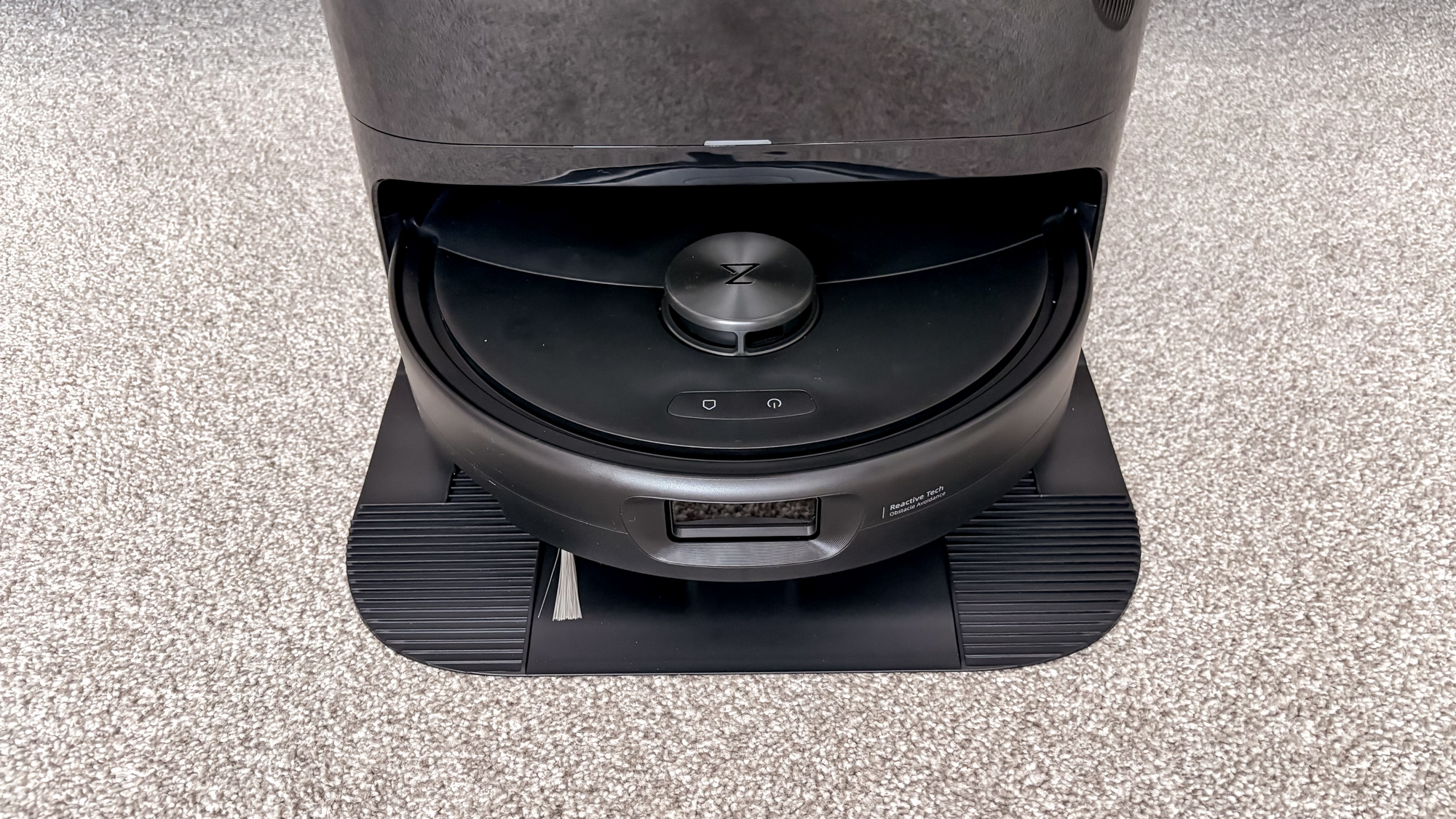 Roborock Qrevo 2 Pro in black photographed on carpet
