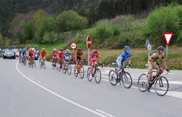 The day's big break makes its way to Alto del Acebo.