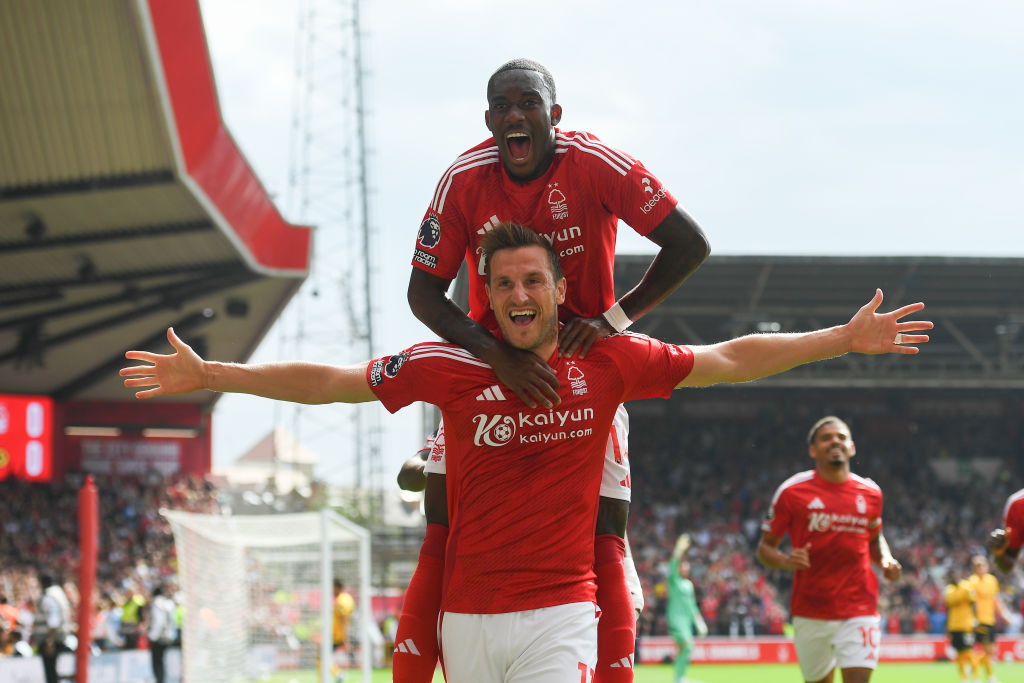 La squadra del Nottingham Forest per il 2024/25 Chris Wood del Nottingham Forest festeggia con Callum Hudson-Odoi del Nottingham Forest dopo aver segnato il gol del punteggio di 1-0 durante la partita di Premier League tra il Nottingham Forest e il Wolverhampton Wanderers al City Ground di Nottingham, Inghilterra, il 31 agosto 2024. (Foto di MI News/NurPhoto tramite Getty Images)