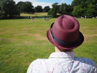 Shooting at 1/32,000 sec enabled an aperture of f/2.8, used here to blur the background and draw attention to the bright and colourful hat – which has bags of detail in its pattern.