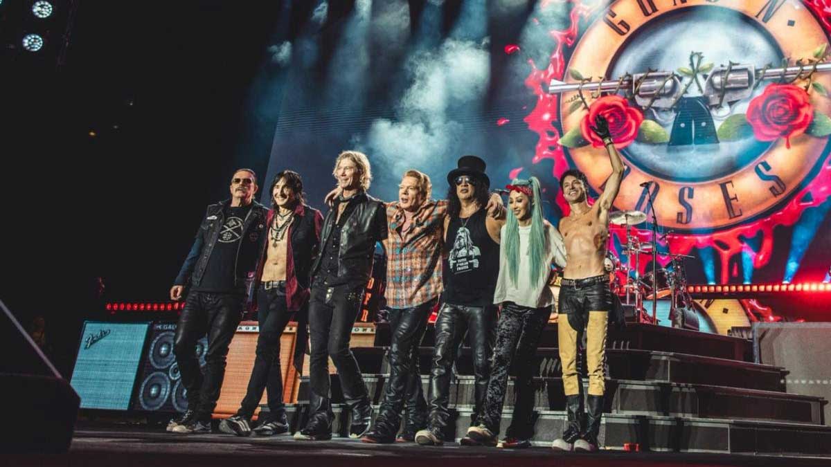 Guns N' Roses take a bow onstage