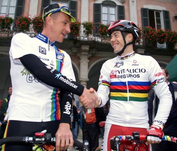World Cup leader Andre Tchmil, left, shakes hands with newly crowned world champion Oscar Freire (Vitalicio Seguros) on the start line of the 1999 Tour of Lombardy.