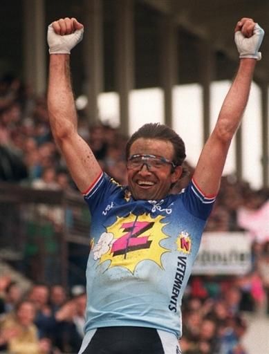Gilbert Duclos-Lassalle wins the 1993 Paris-Roubaix.