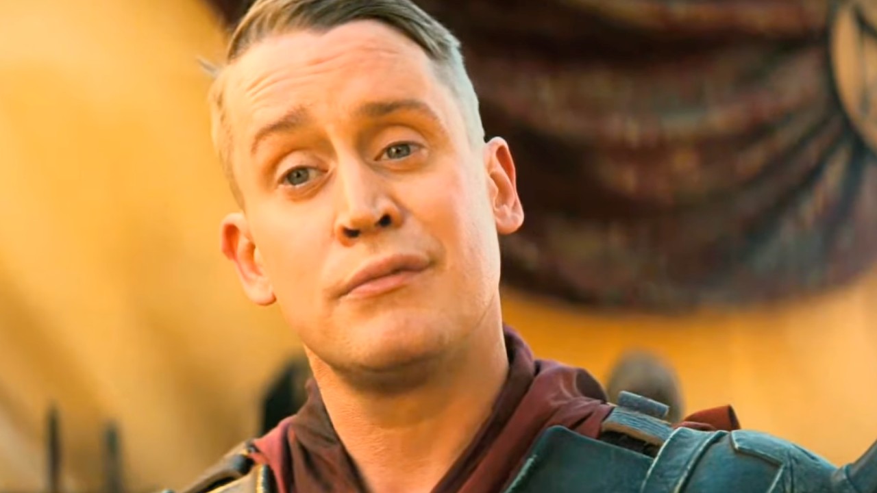 लॅसेर्टा लुसीकडे पाहत आहे