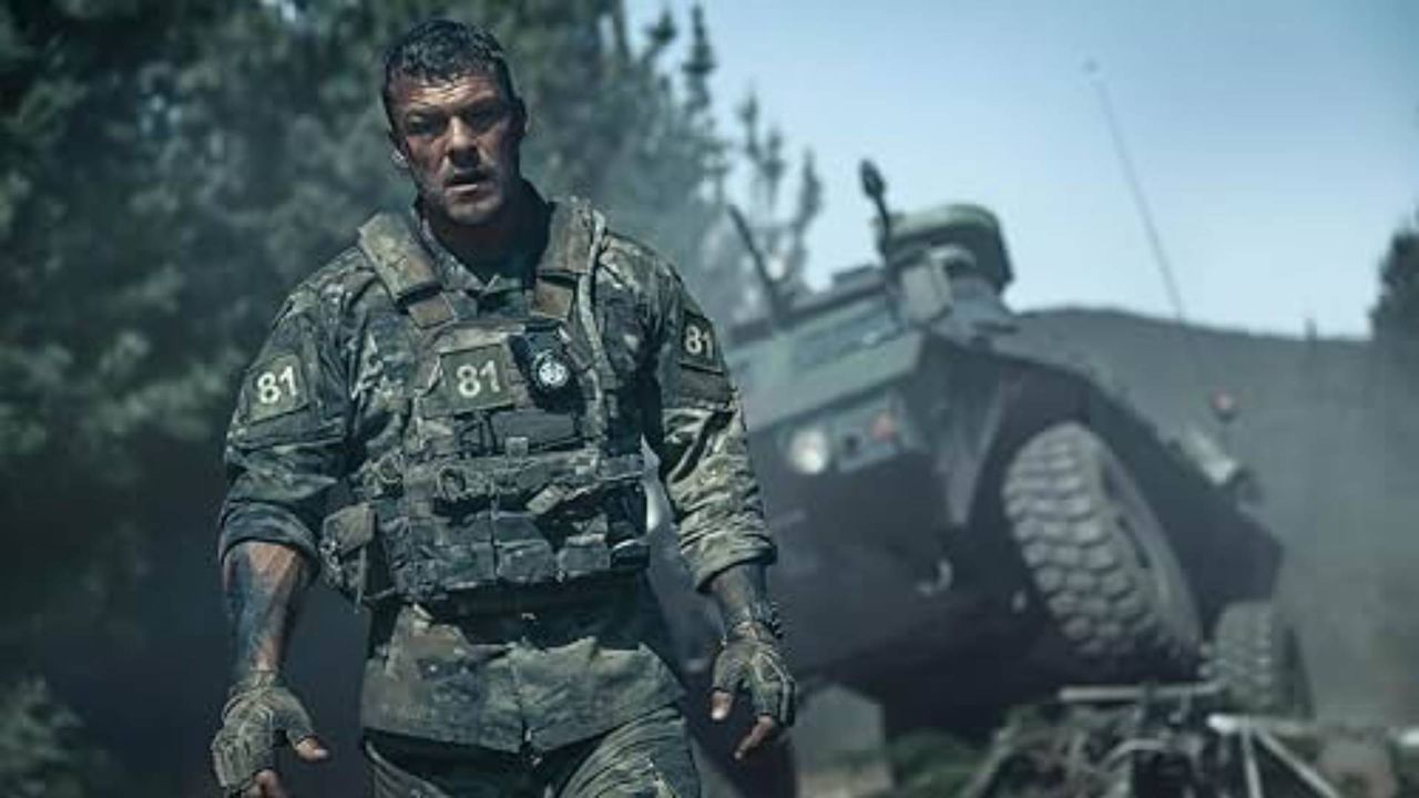 War Machine star Alan Ritchson says the film's most dangerous stunt was "pretty terrifying," as he ziplined over rapids without a blue screen: "There's just no way to fake that"