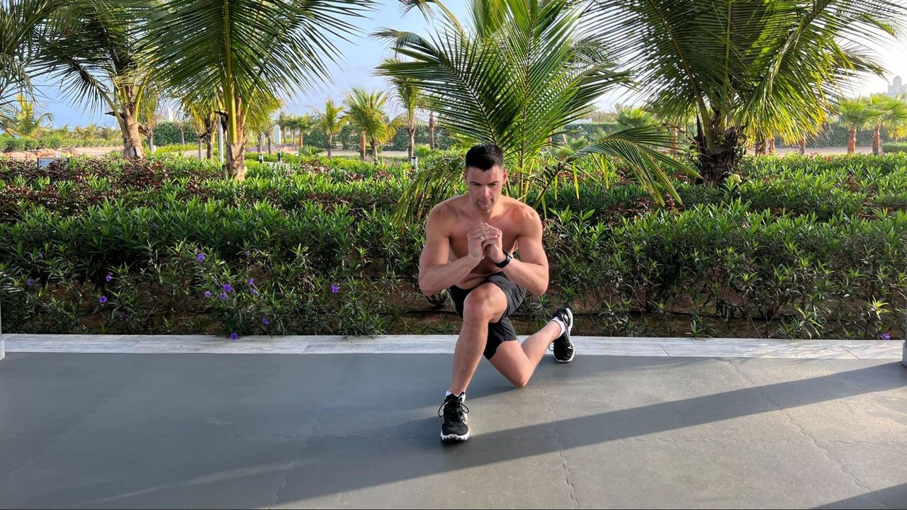 Sam Shaw starting a curtsy lunge