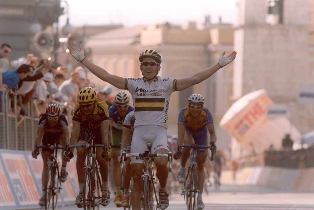 Robbie McEwan wins his first Giro stage in 2002