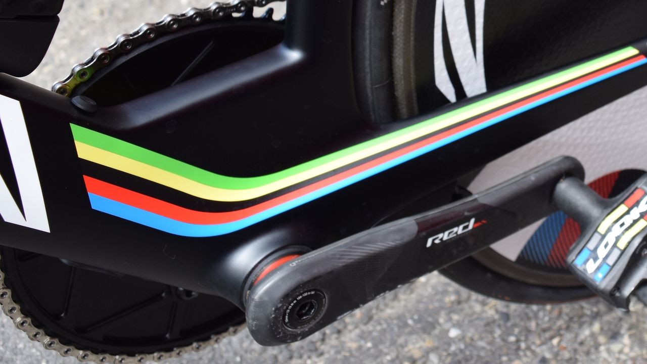The oversized bottom bracket area improves both aerodynamics and power transfer