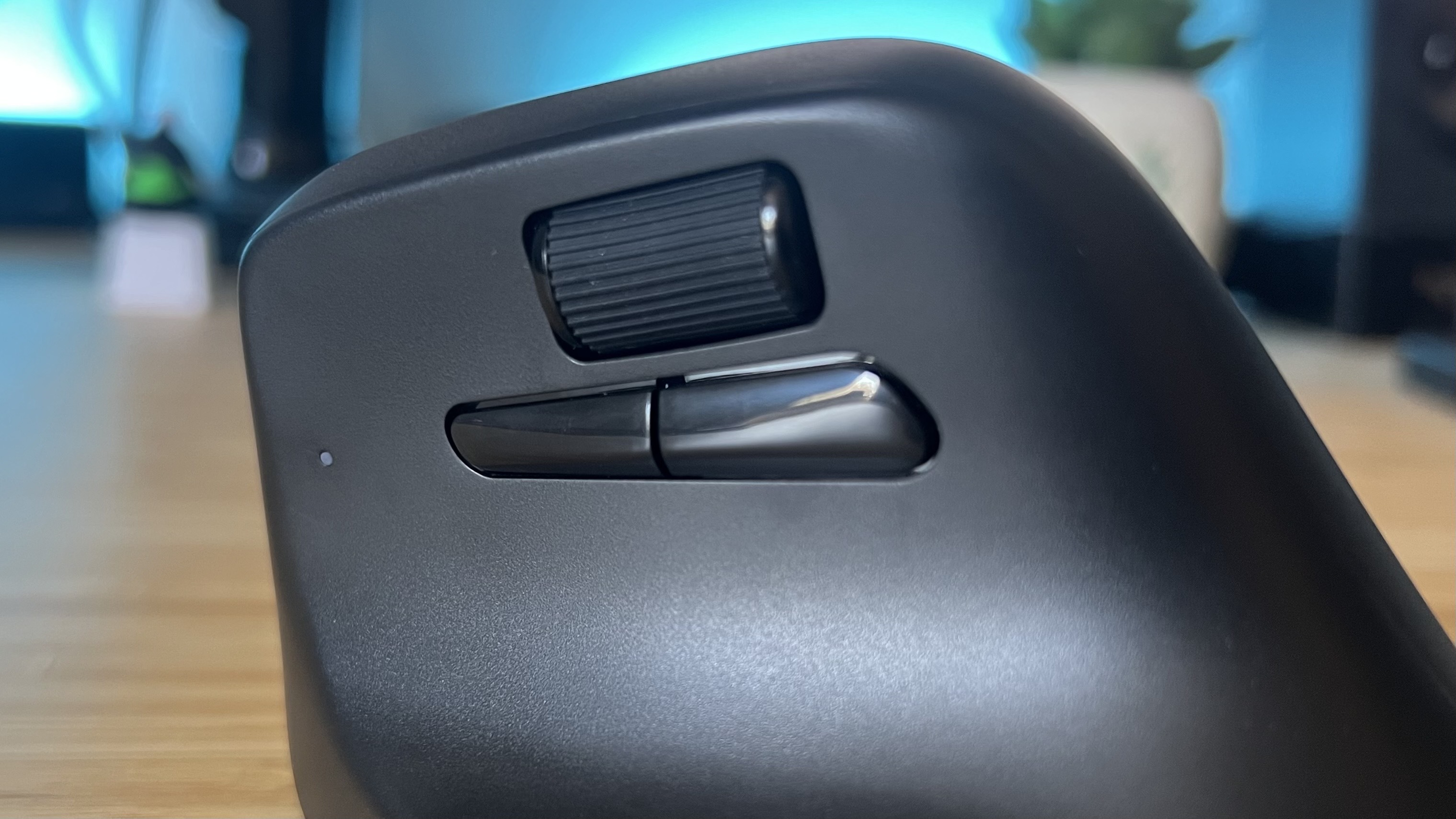 Close up on side buttons and scroll wheel on Keychron M5 gaming mouse