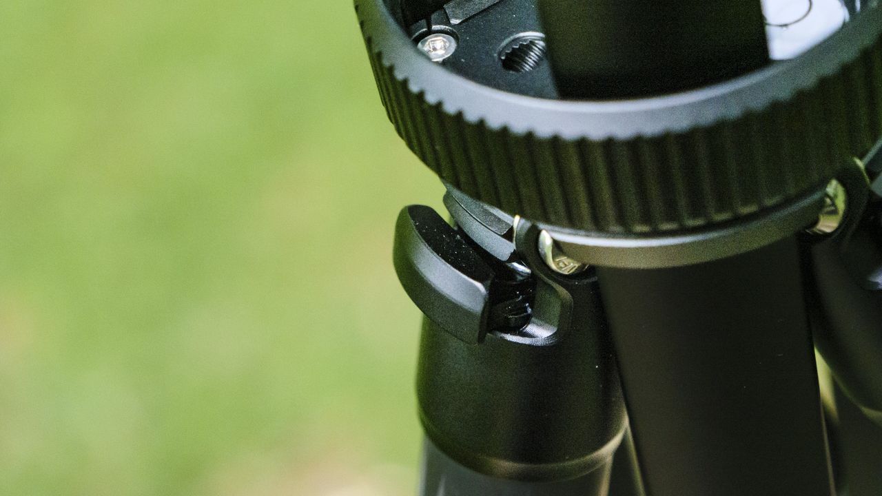 Heipi 3-in-1 Travel Tripod W28S leg angle lock close up