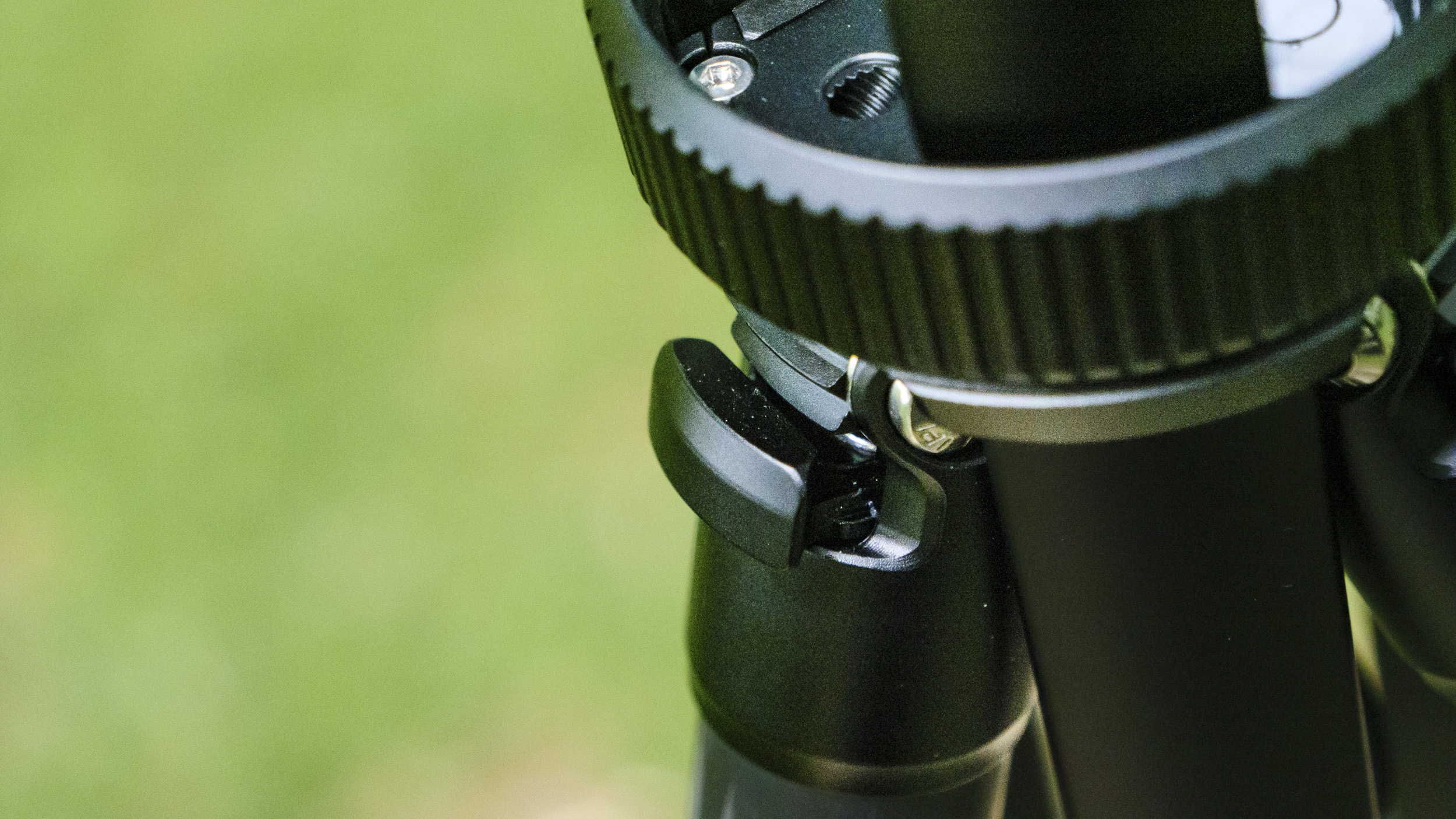 Heipi 3-in-1 Travel Tripod W28S leg angle lock close up