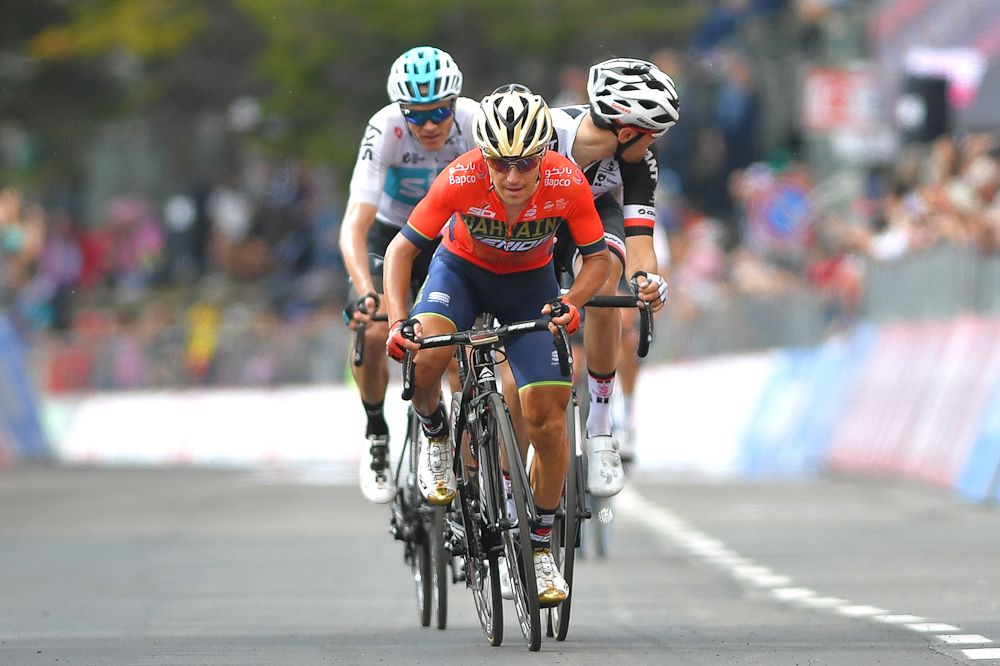 Tom Dumoulin looks back for Simon Yates at the end of stage 18