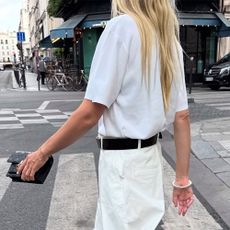 How to wear flip-flops with white pants