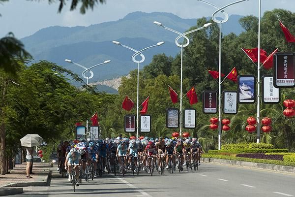 The peloton make their way along the flat roads of Sanya during the 69 kilometre opening criterium.