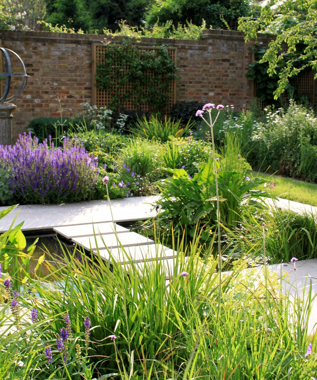 5 ideas for walled backyards to inspire from this small urban plot
